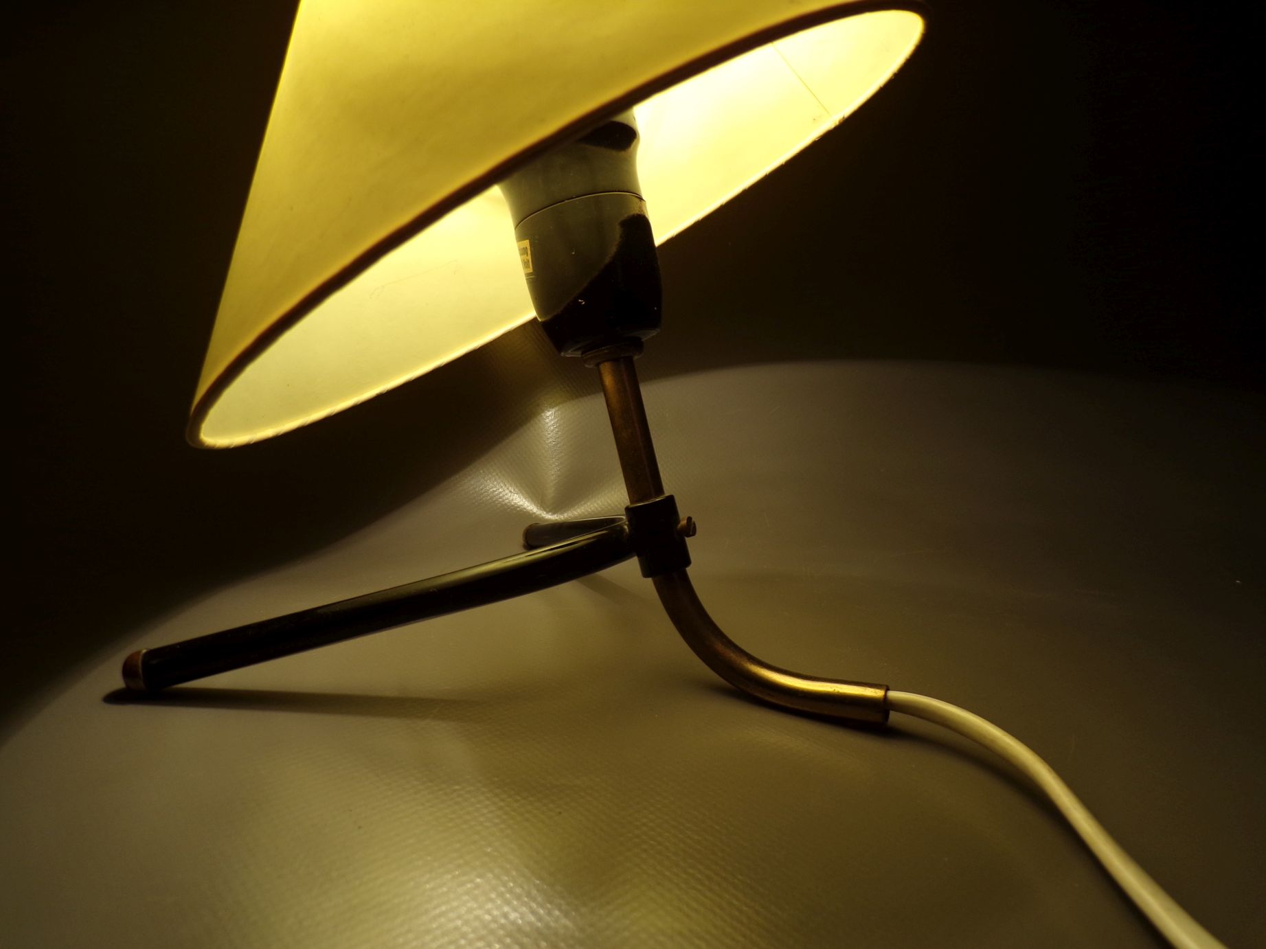 Alte Tischleuchte Dreibein E27 Gelb Vintage Retro Tütenlampe