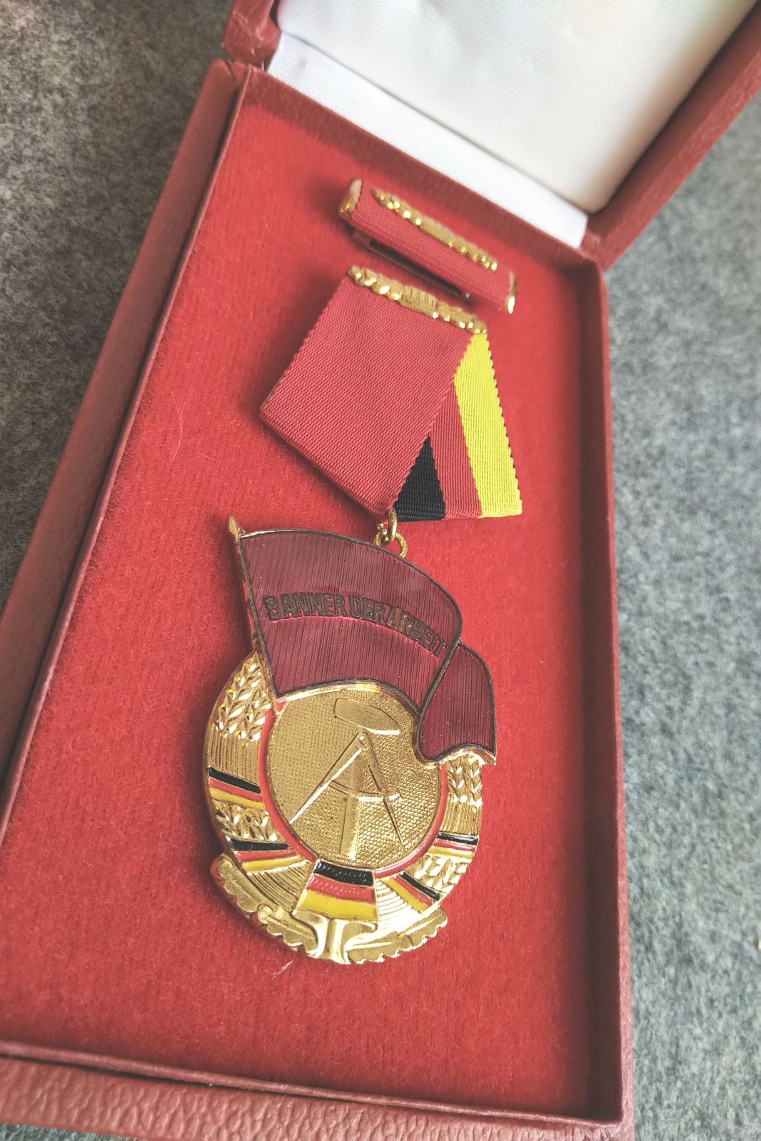 Originaler Orden DDR Banner der Arbeit Abzeichen mit Schachtel Originaler Orden DDR Banner der Arbeit Abzeichen mit Schachtel