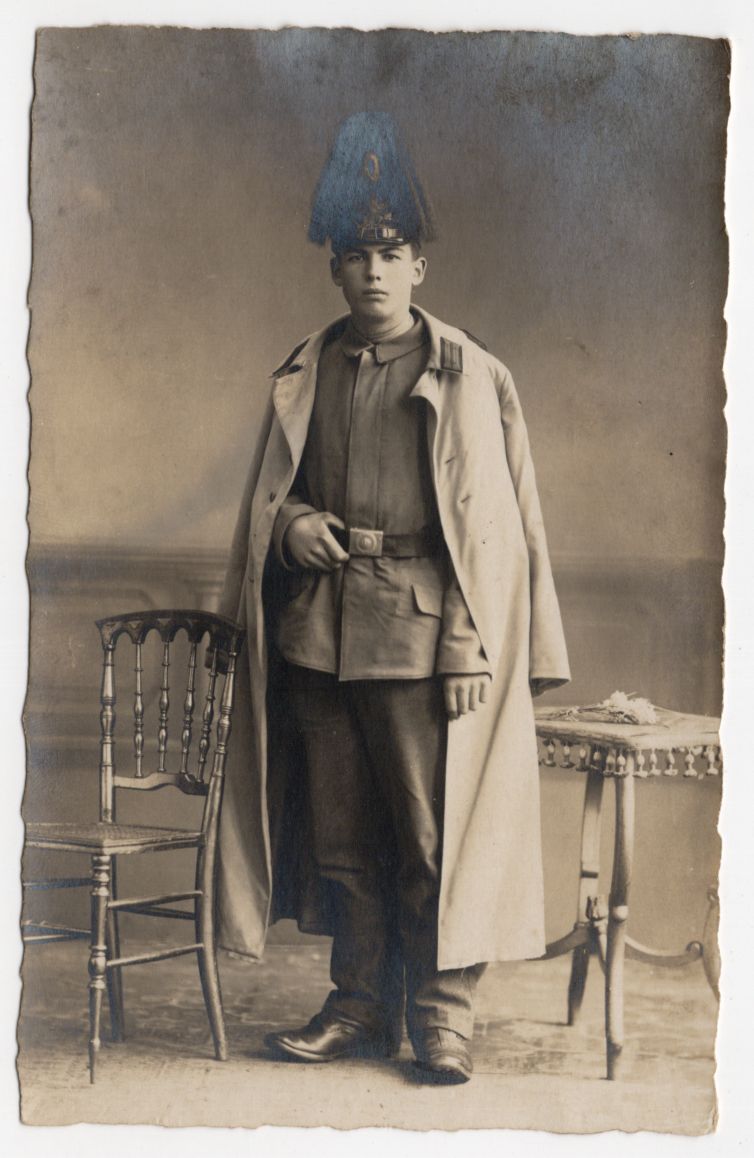 Foto Ak Soldat Mantel Helm mit Rosshaar 1 Wk