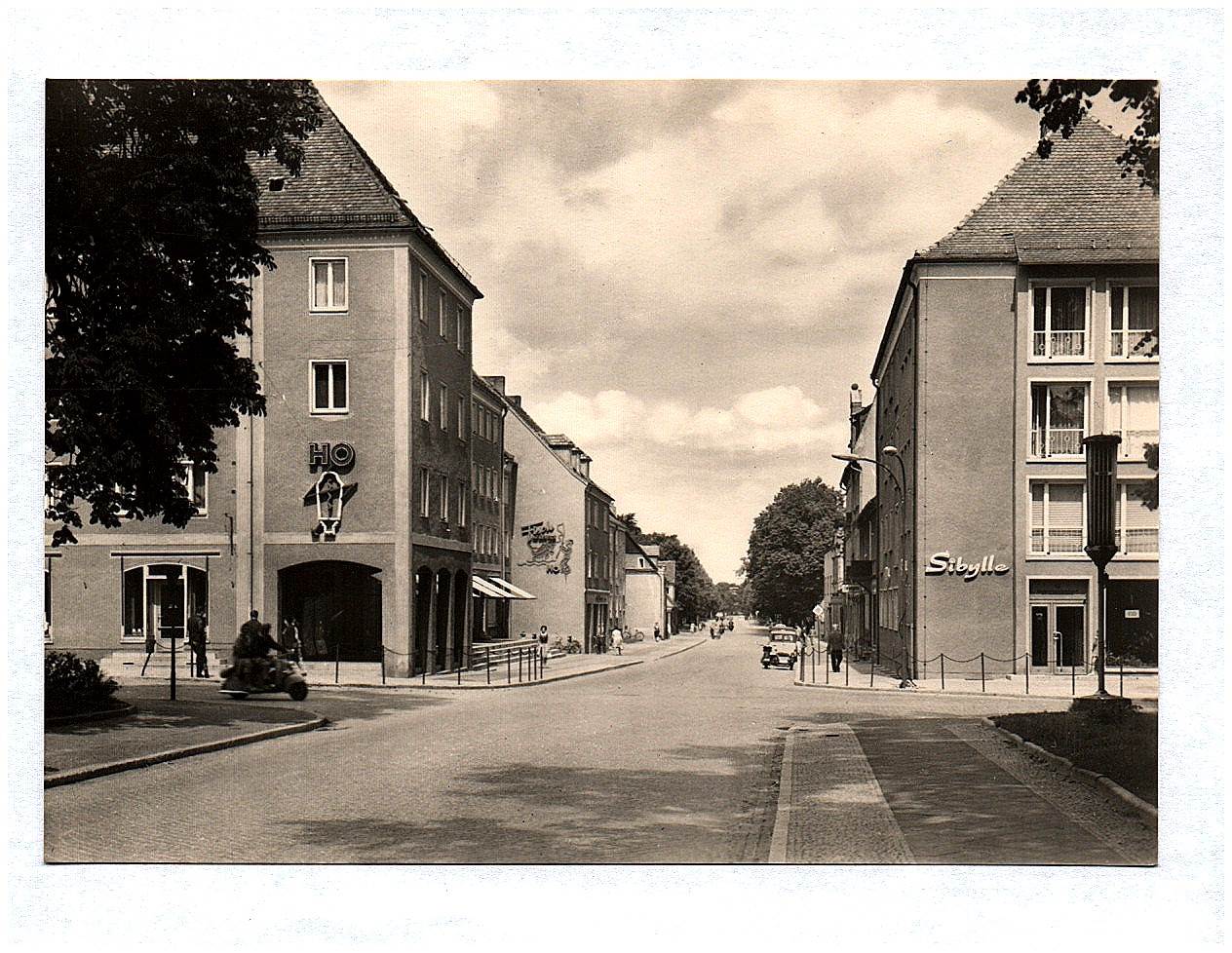 Ak Niesky Neubauten am Zinzendorfplatz Straße der Befreiung Oberlausitz DDR Echtfoto Ak Niesky Neubauten am Zinzendorfplatz Straße der Befreiung Oberlausitz DDR Echtfoto