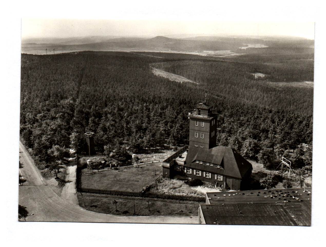 Ak Foto Oberwiesenthal Erzgebirge Blick vom Aussichtsturm des Fichtelberghauses zur Wetterwarte DDR