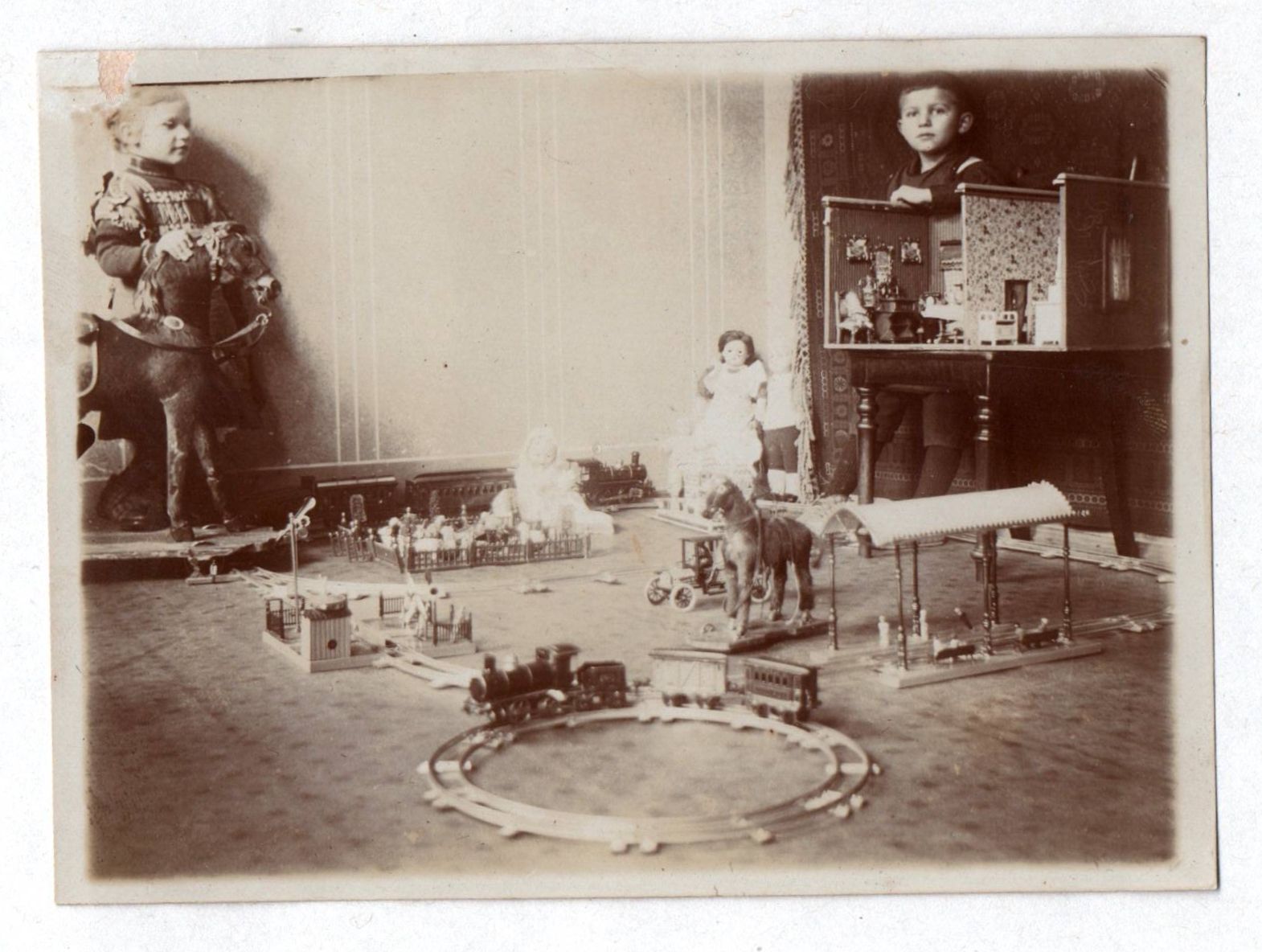 3 x Foto Kinder mit Spielzeug Eisenbahn Puppenstube um 1900 3 x Foto Kinder mit Spielzeug Eisenbahn Puppenstube um 1900
