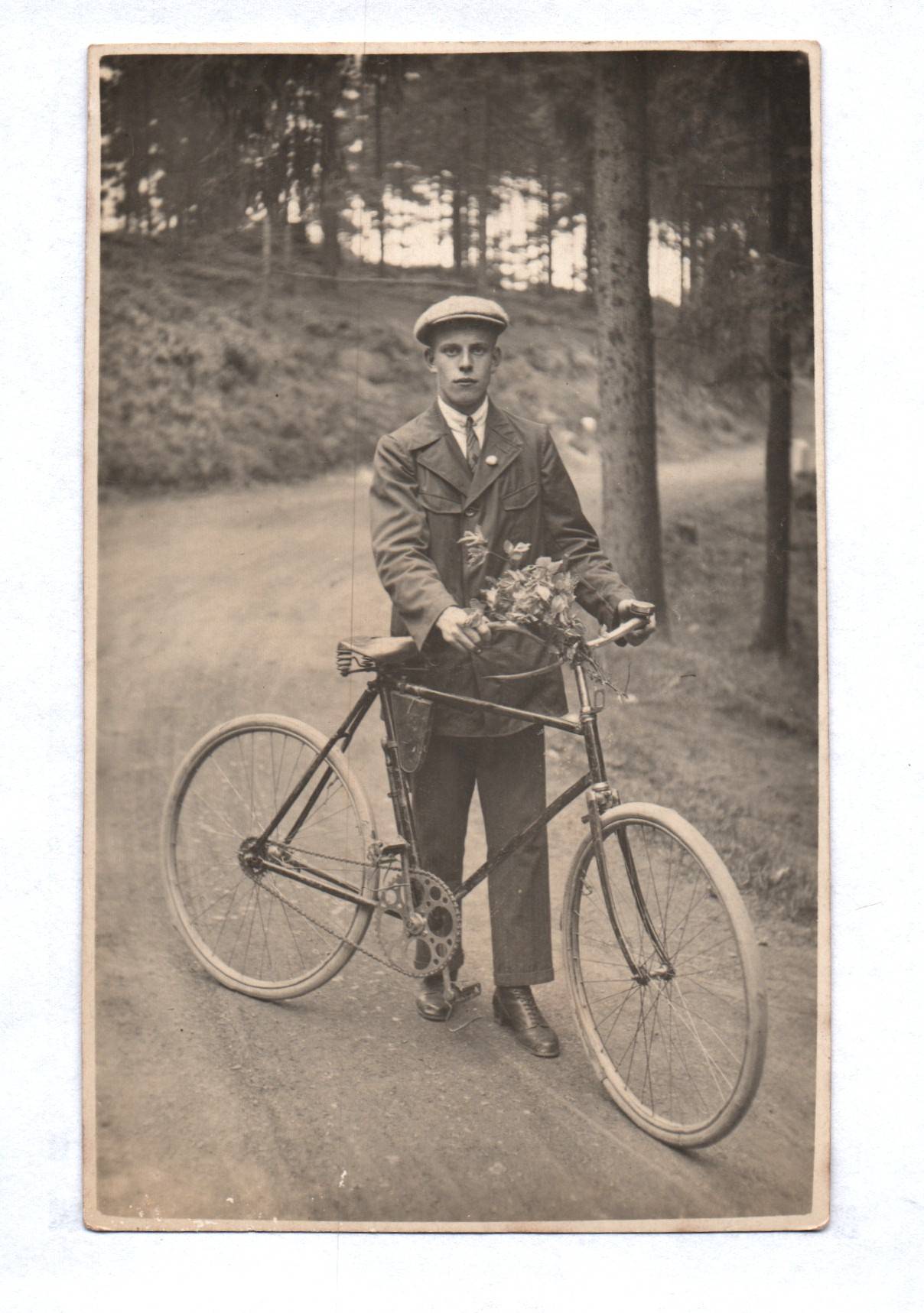 Foto Ak junge Mann mit Fahrrad Oldtimer 