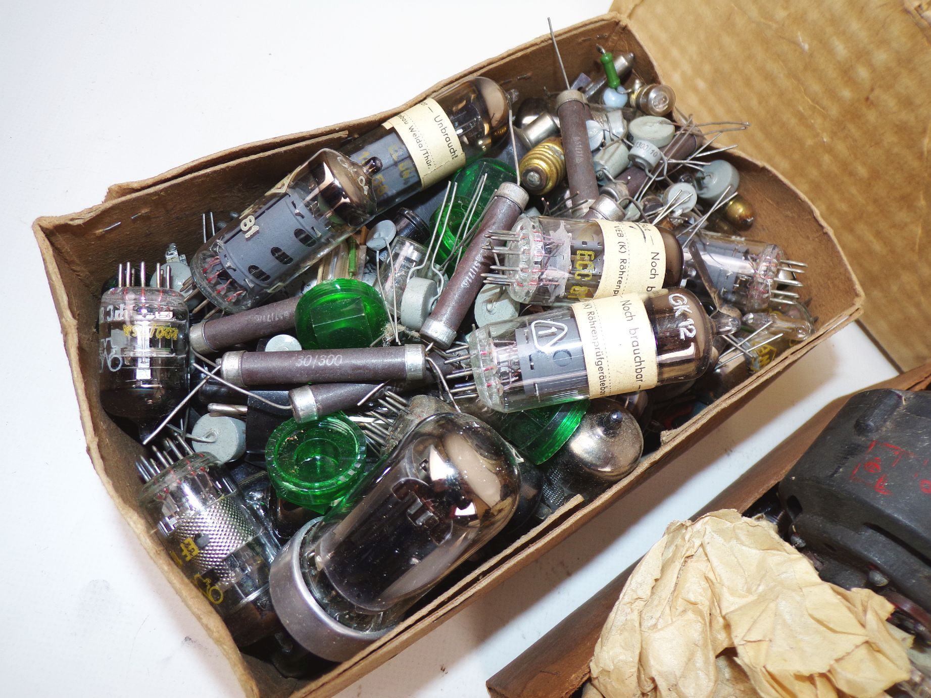 Konvolut Radioröhren Sockel Widerstände Bastlerware 