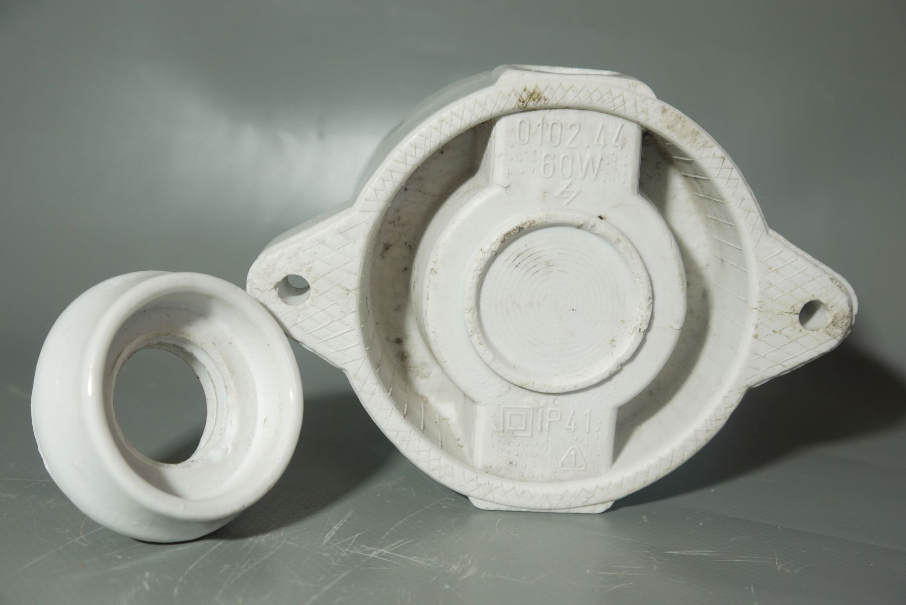 Lampe Glas weiß Porzellan Fassung Kellerlampe alte Kugellampe IP41