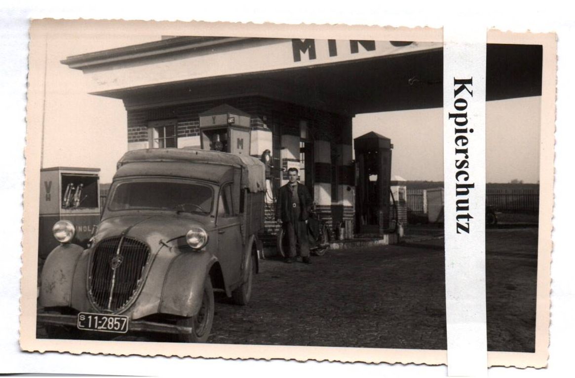 Foto Framo V 500 an Minol Tankstelle 1950er Zapfsäule Ölkabinett