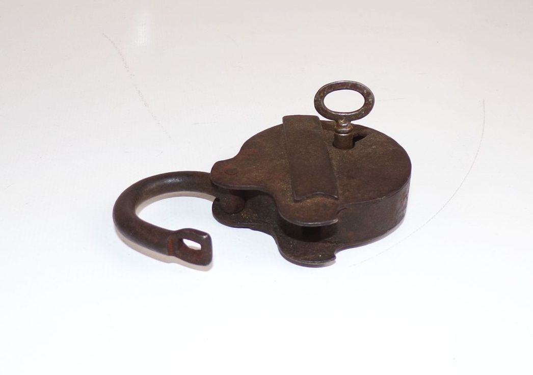 Altes Vorhängeschloss mit Schlüssel Loft Vintage 