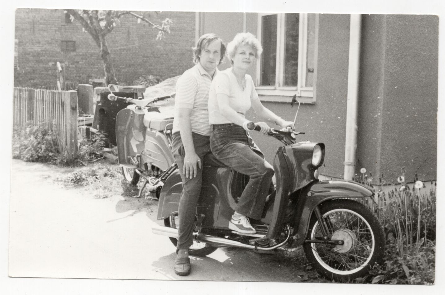 Foto Pärchen auf Schwalbe Moped DDR 1985