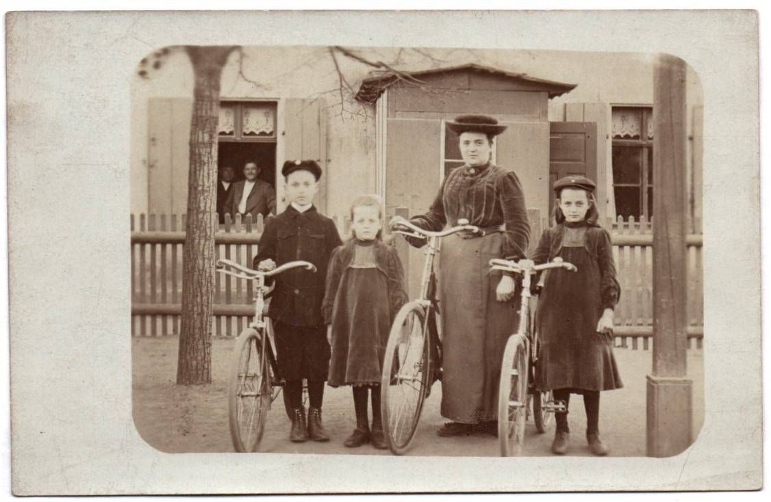 Foto Ak Mutter mit Kindern Fahrrad Fahrräder 1905