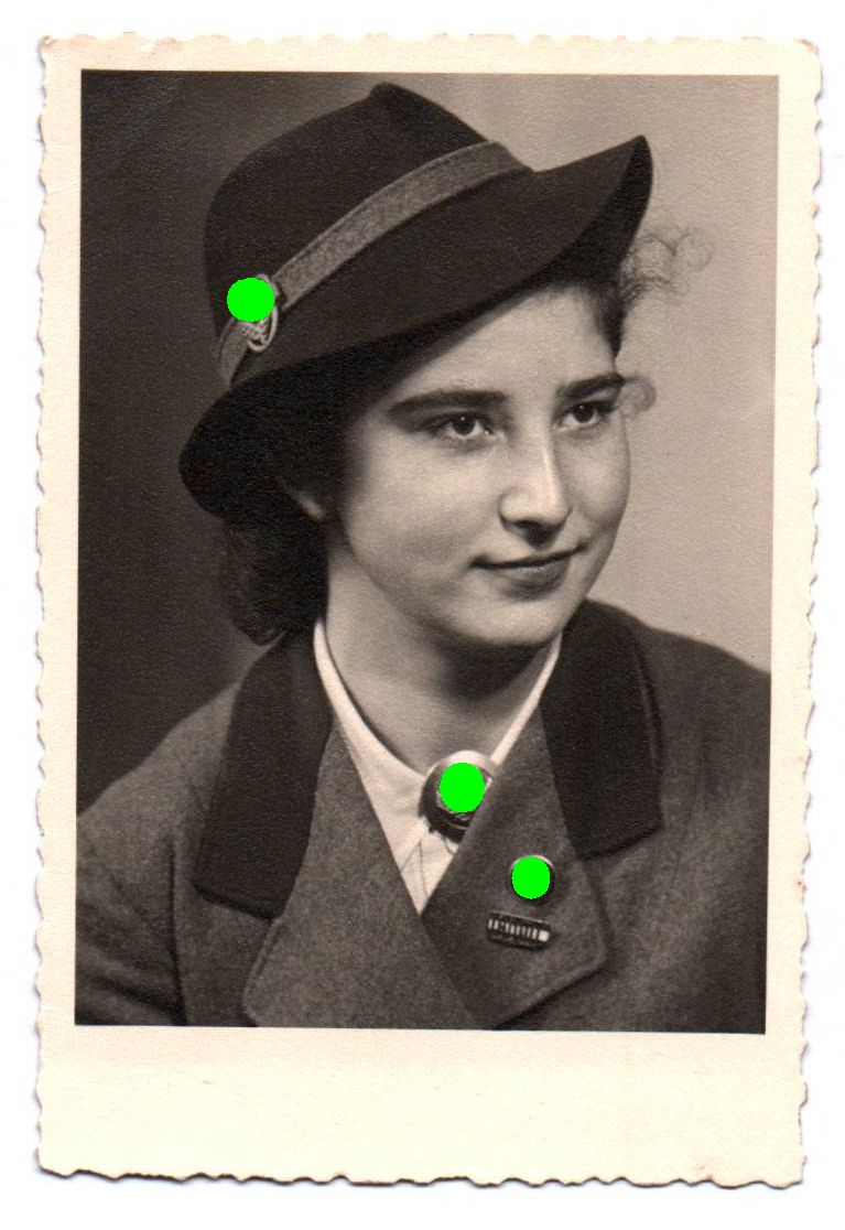 Portrait Foto weiblicher RAD Brosche Parteiabzeichen 1943 Görlitz