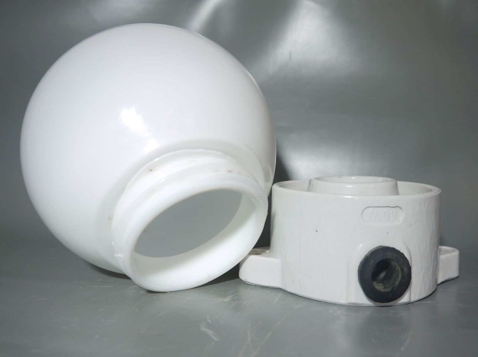 Kellerlampe Porzellan Fassung Lampe Glas weiß klein alte Kugellampe IP41 