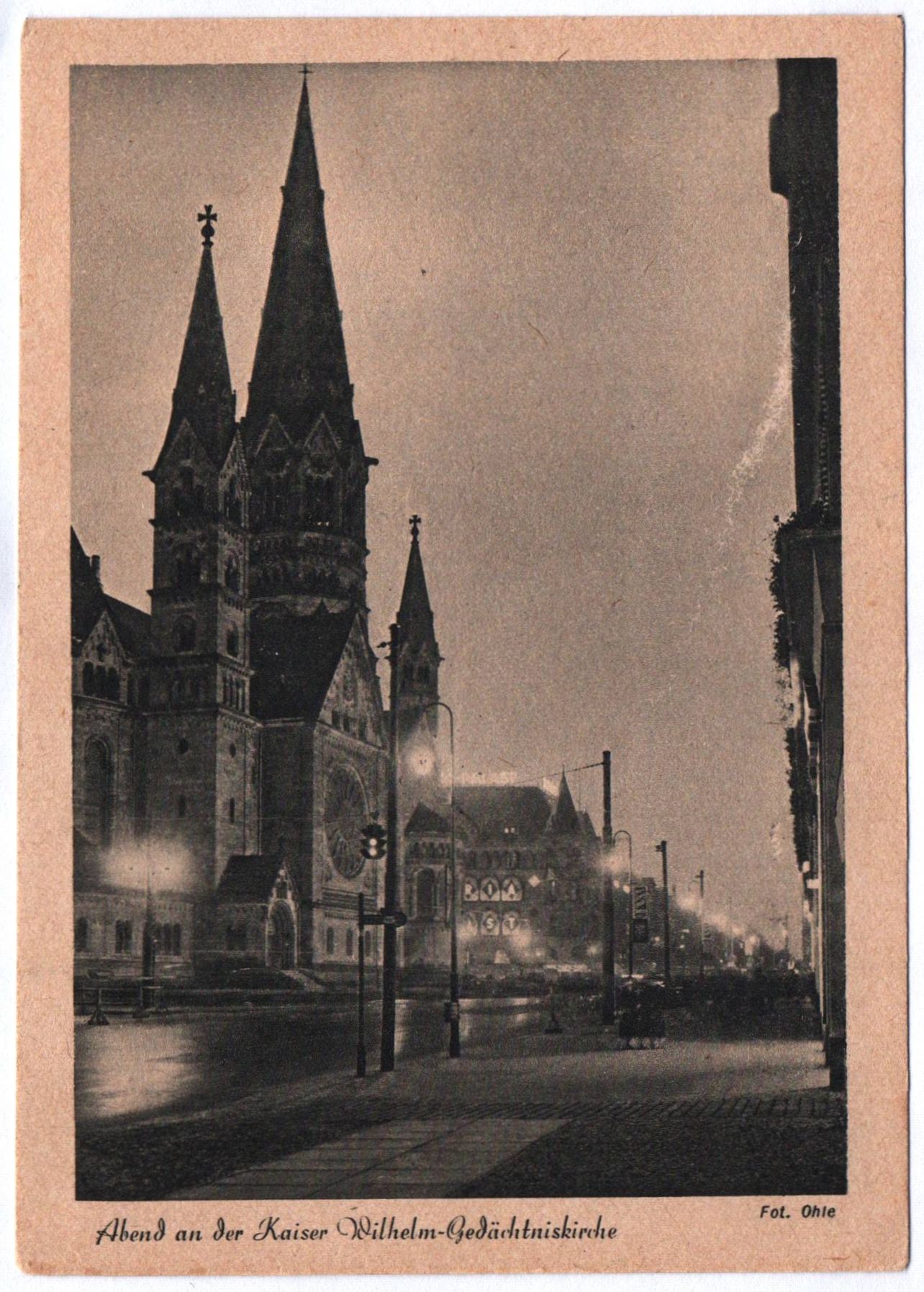 Ak Abend an der Kaiser Wilhelm Gedächtniskirche Reichshauptstadt Berlin