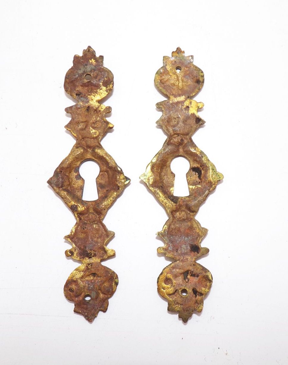 Alte Möbelbeschläge Messing 2 x Beschlag Schlüsselloch Gründerzeit um 1880 Alte Möbelbeschläge Messing 2 x Beschlag Schlüsselloch Gründerzeit um 1880