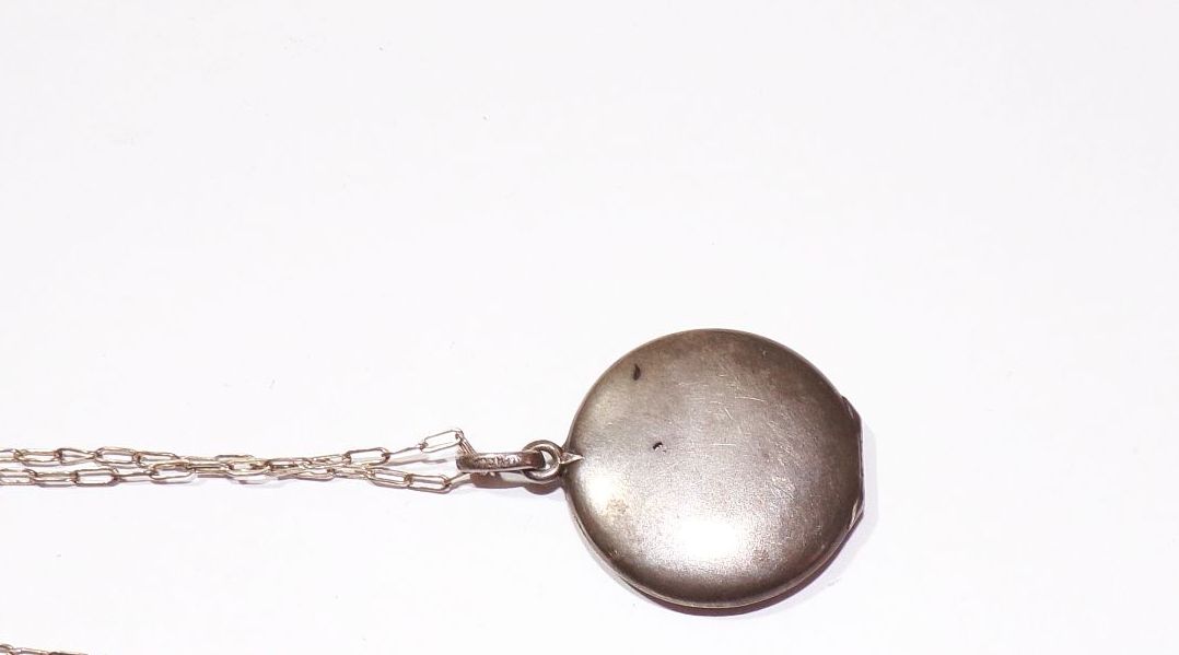 Altes Alpacca Medaillon Floral Dekor Halskette