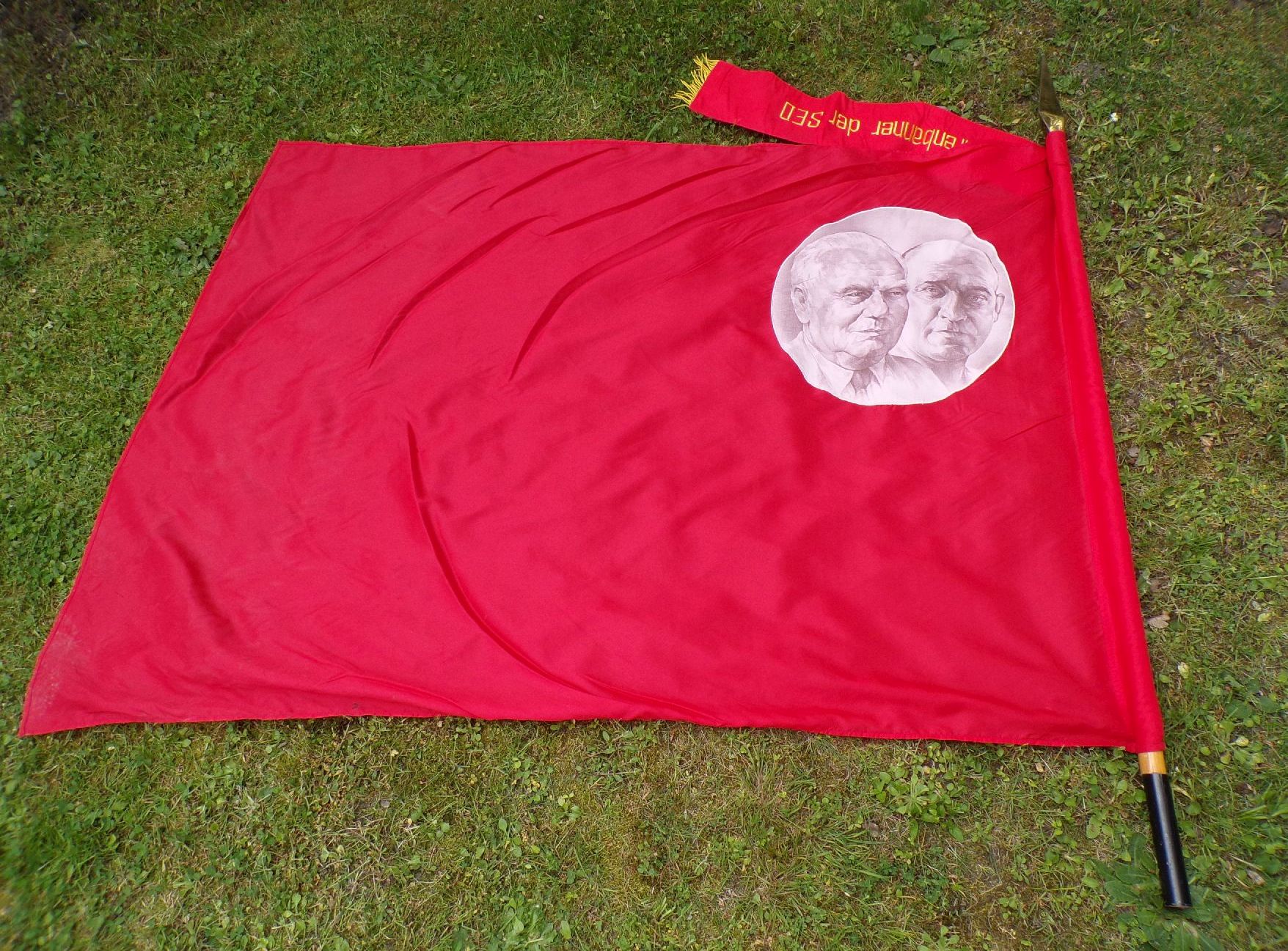 DDR Fahne Ehrenbanner der SED Wilhelm Pieck Ernst Thälmann Flagge Fahnenspitze