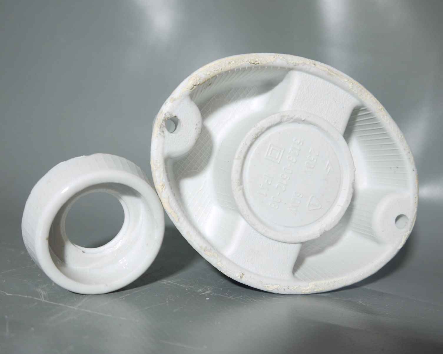 Alte Kugellampe klein Weiß Kellerlampe Glas Lampe Porzellan Fassung