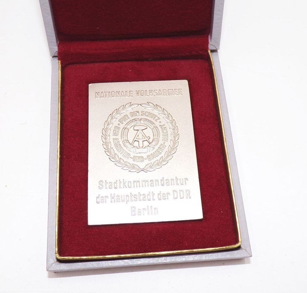 Plakette NVA Stadtkommandantur der Hauptstadt der DDR Berlin