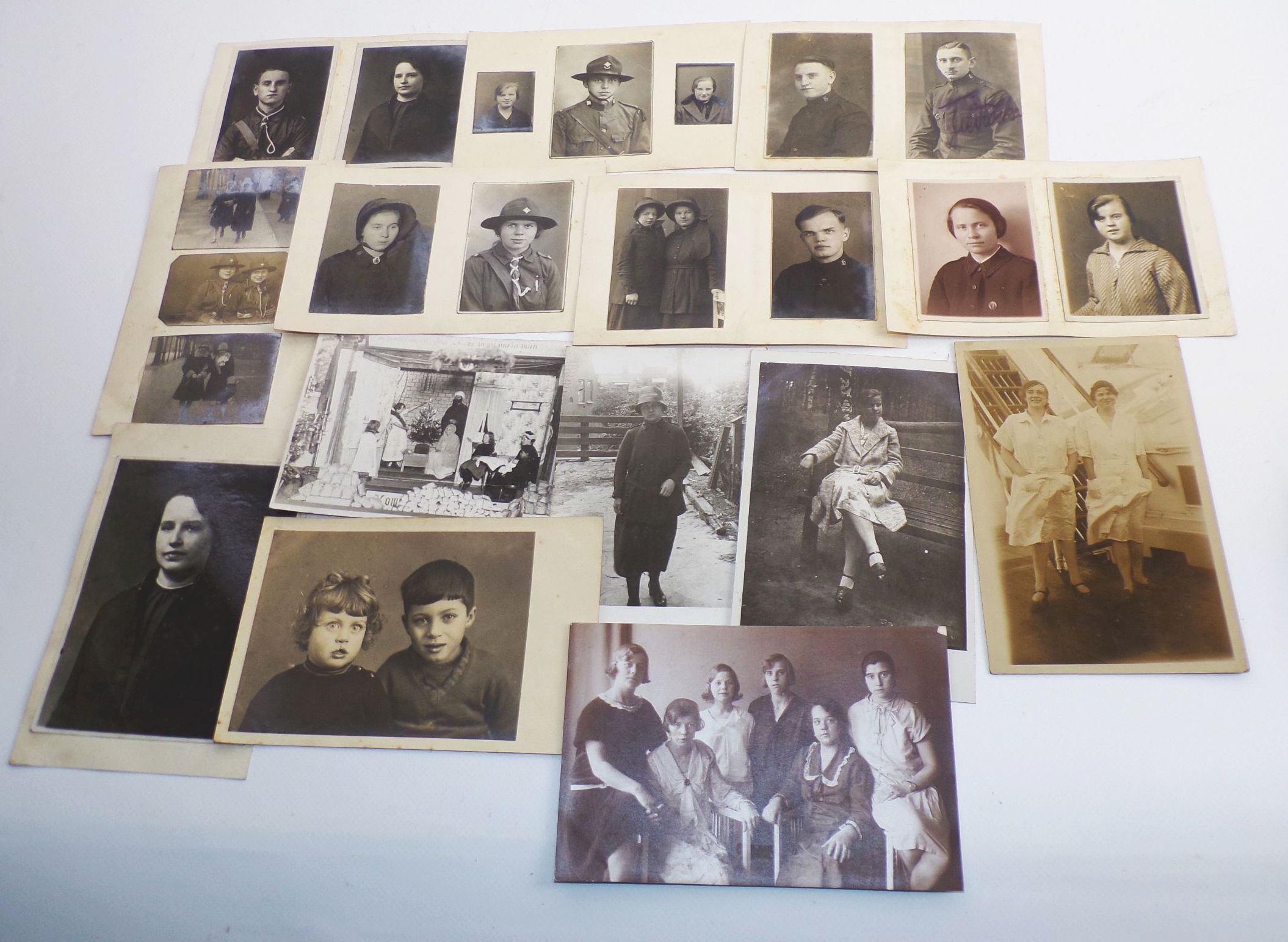 Foto Konvolut Heilsarmee Uniform Portraits um 1920 bis 1930er 