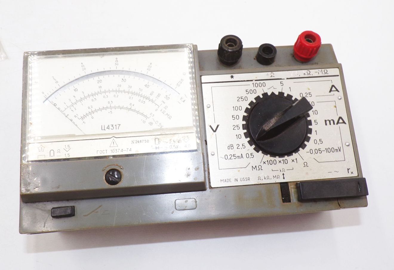 Altes Vielfachmessgerät des Typs U 4317 UdSSR Messgerät Altes Vielfachmessgerät des Typs U 4317 UdSSR Messgerät