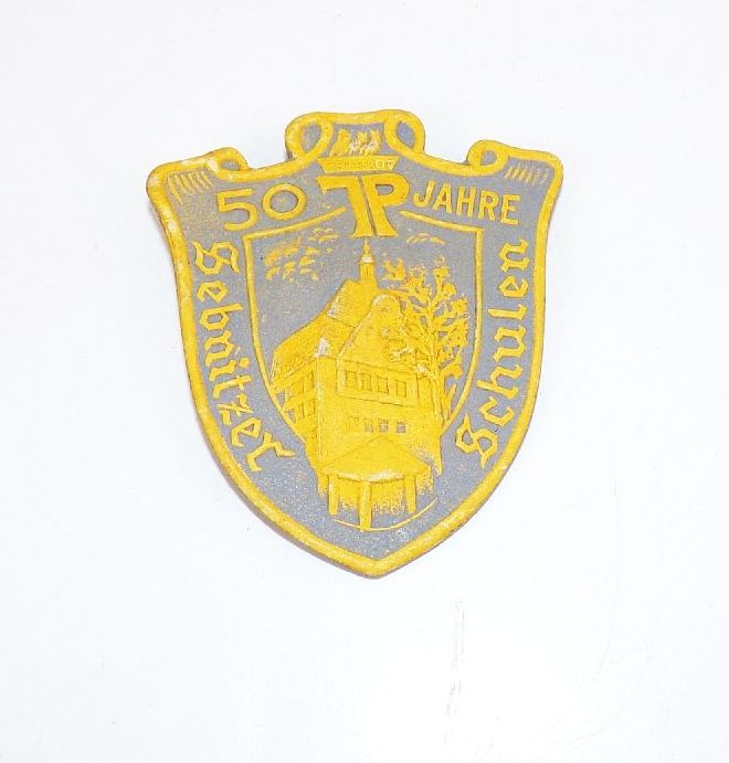 Junge Pioniere Abzeichen 50 Jahre Sebnitz Schulen DDR Pappe Anstecker 