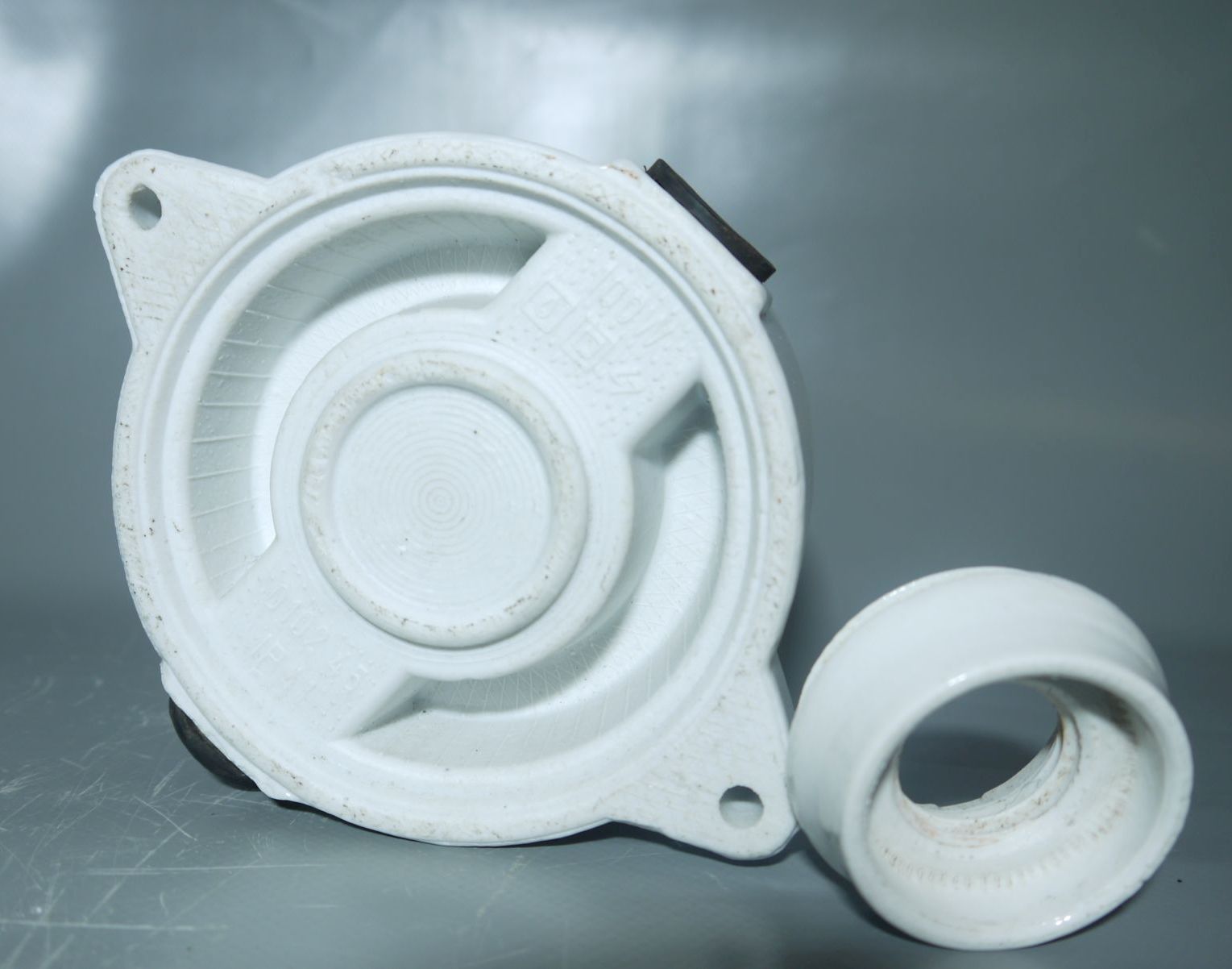 true Vintage Kugelleuchte Glas Weiß Kellerlampe Porzellan Fassung