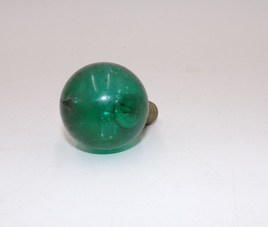 Alte Glühlampe grün E14 mit Spitze Glühbirne 