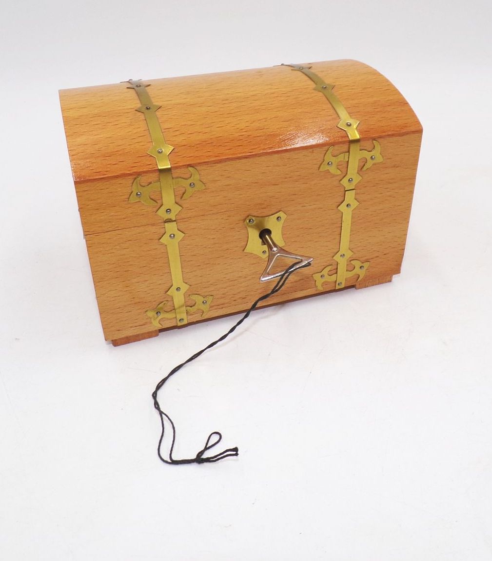 Alte Truhe Schatulle Box DDR Andenken 30 Jahre Wäscheunion Schmuckschatulle