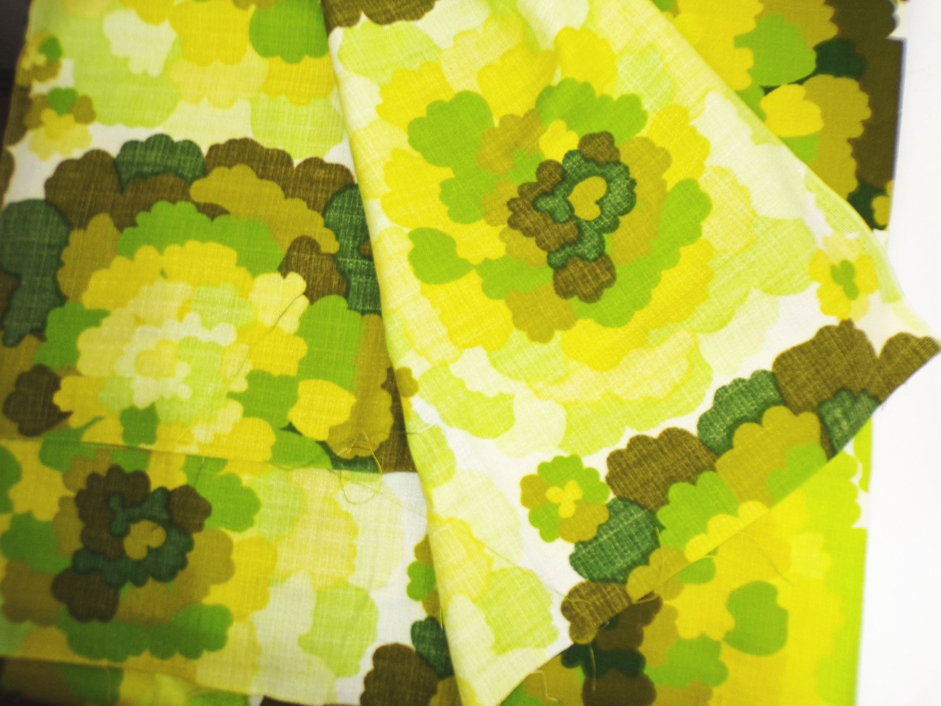 Alter Stoff Grün Blumen Flower Power Hippie Retro DDR Gardinenstoff