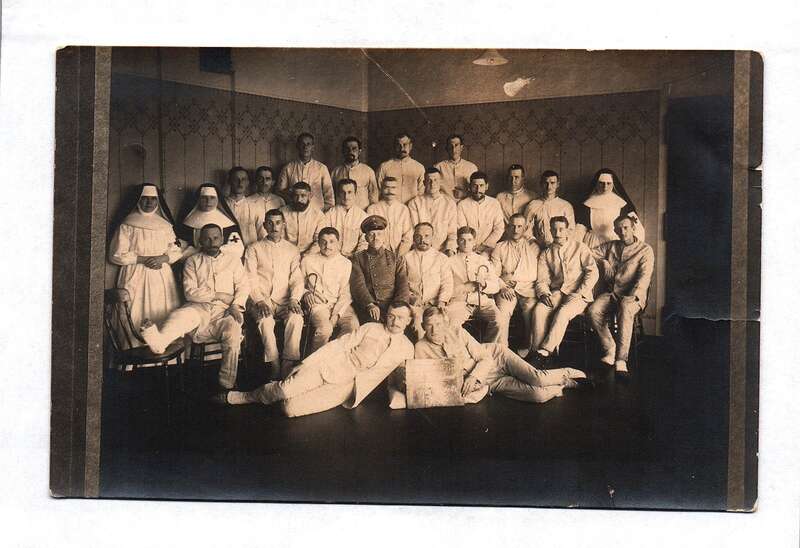 Foto alte Postkarte Gruppenbild Soldat mit Verwundeten und Nonnen