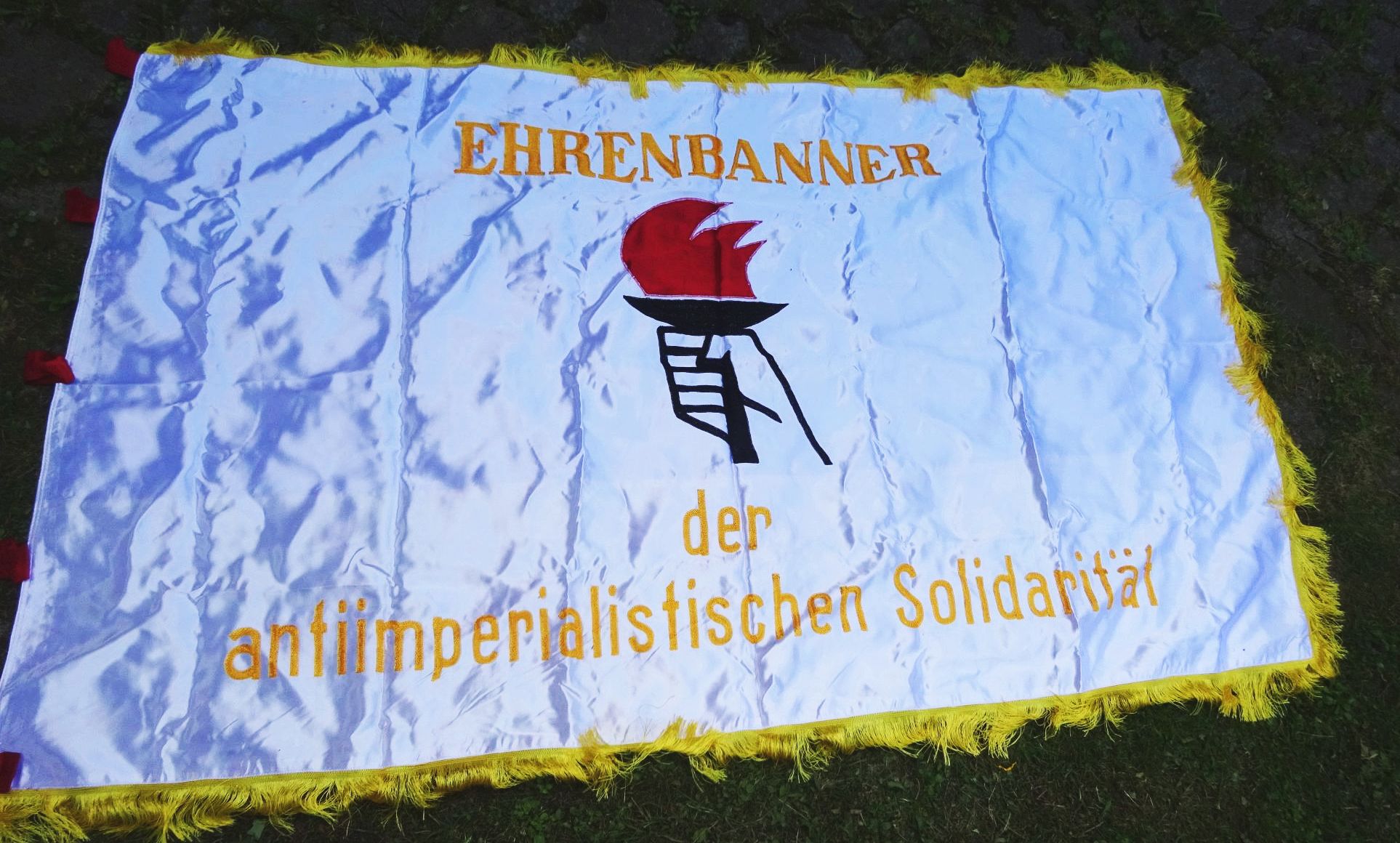 DDR Fahne Seide Ehrenbanner der antiimperialistischen Solidarität DDR Fahne Seide Ehrenbanner der antiimperialistischen Solidarität