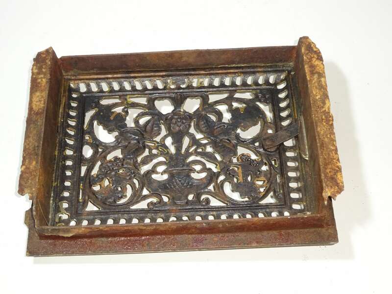 Alte durchbrochene Ofentür Lüftung Gusseisen floral Deko 