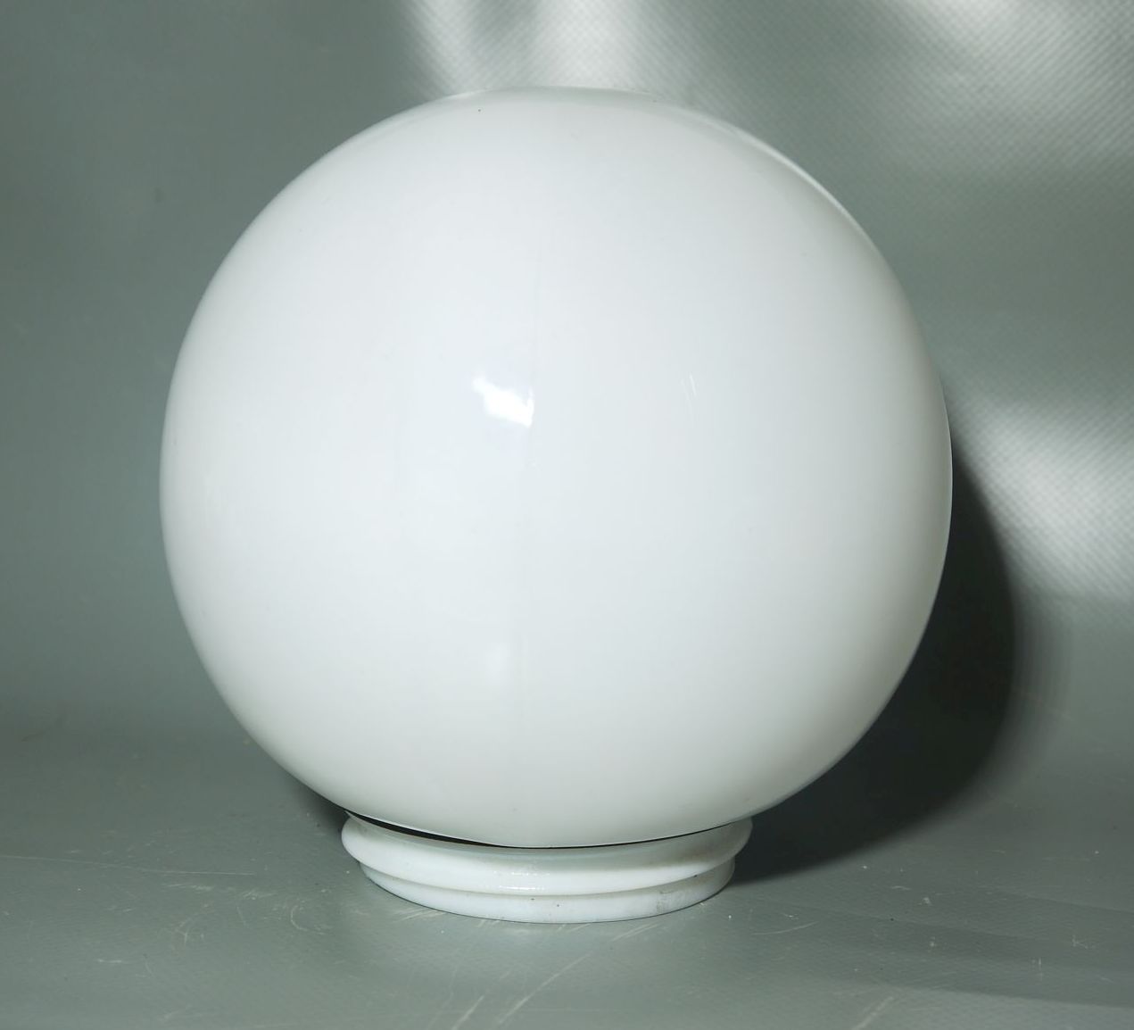 Old Kugelleuchte Fassung schräg Glaskugel weiss vintage