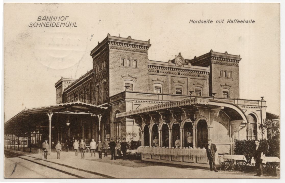 Ak Bahnhof Schneidemühl Nordseite mit Kaffeehalle Pila Großpolen