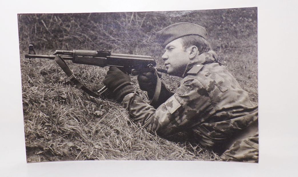 Foto NVA Soldat Blumentarn zielt mit AK47 NVA Volksarmee Fotografie