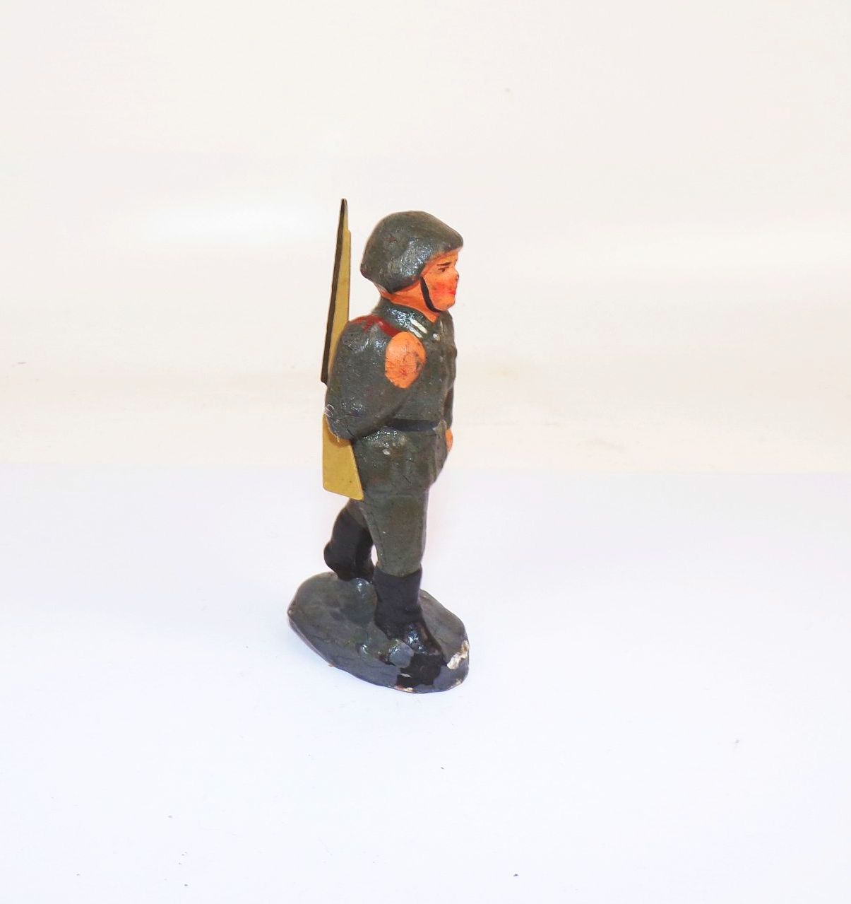 Lisanto Massefigur marschierender NVA Soldat mit Waffe DDR 