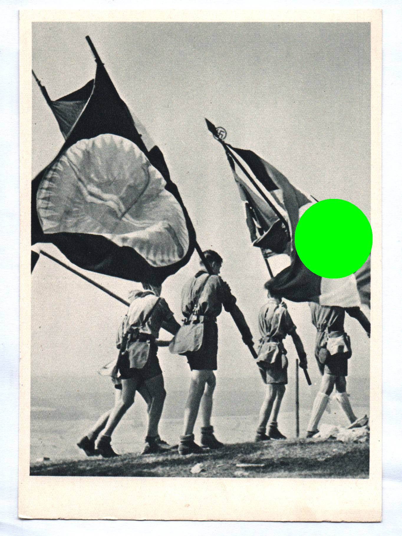 Ansichtskarte Pimpfe Hitlerjugend mit wehenden Fahnen Drittes Reich Propaganda 