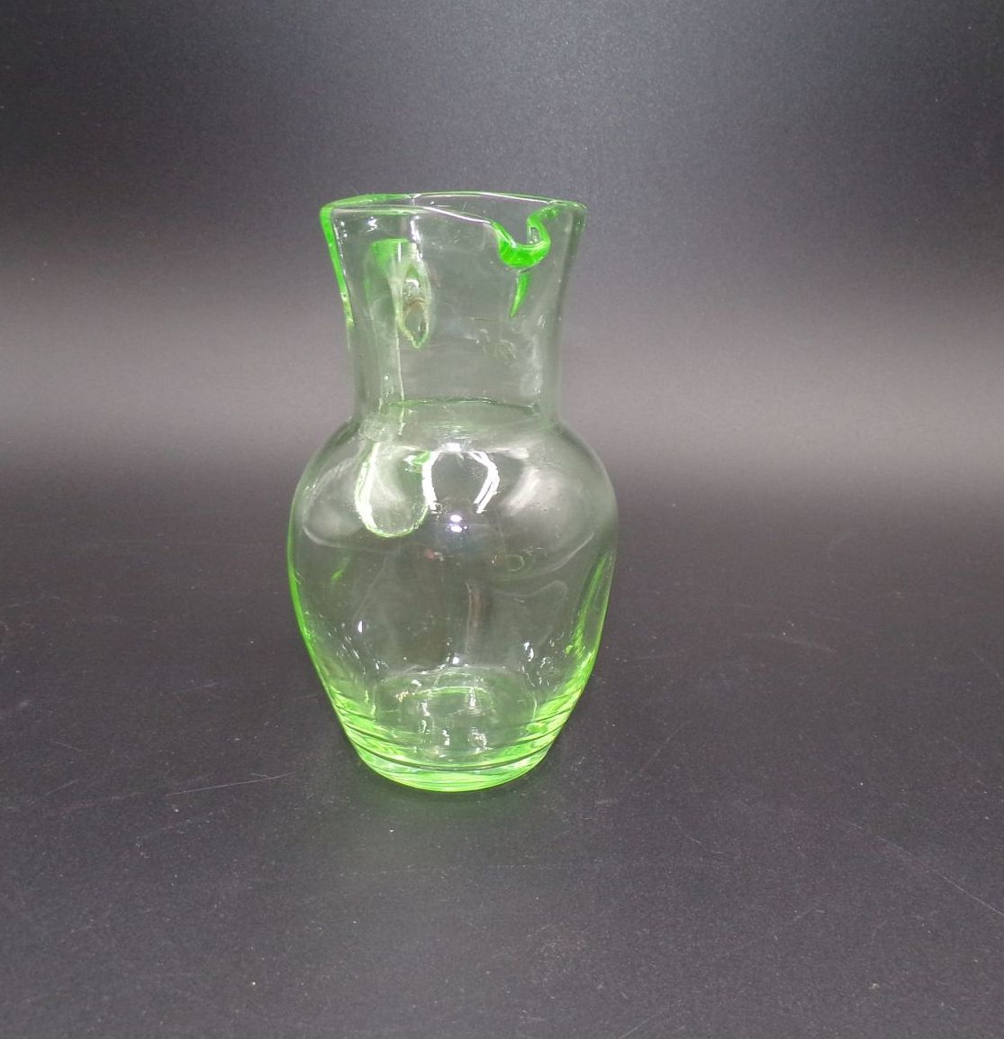 Alter Uranglas Krug grün Antik Glas Alter Uranglas Krug grün Antik Glas