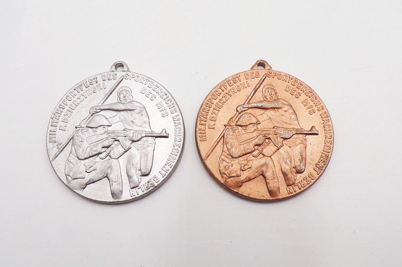 Medaille SG Dynamo Adlershof 2 Stück Wachregiment Dzierzynski Militärsportfest