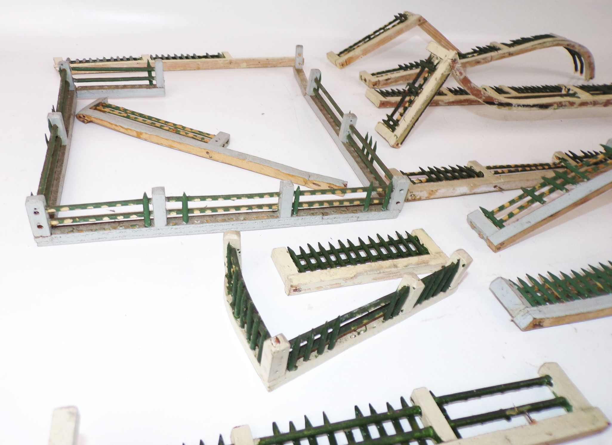 Konvolut alter Zaun Teile für Zoo oder Paradiesgarten Holz um 1900