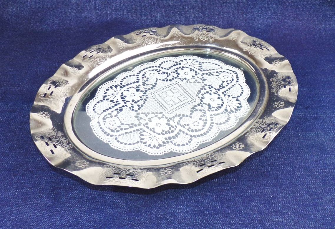 Altes Tablett Metall Glas gehäkeltes Muster Antik Dekorativ 