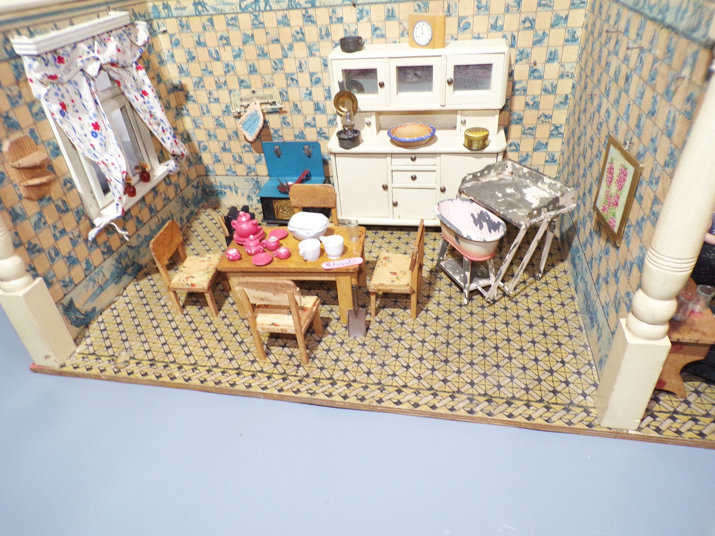 Alte Puppenstube mit viel Zubehör 