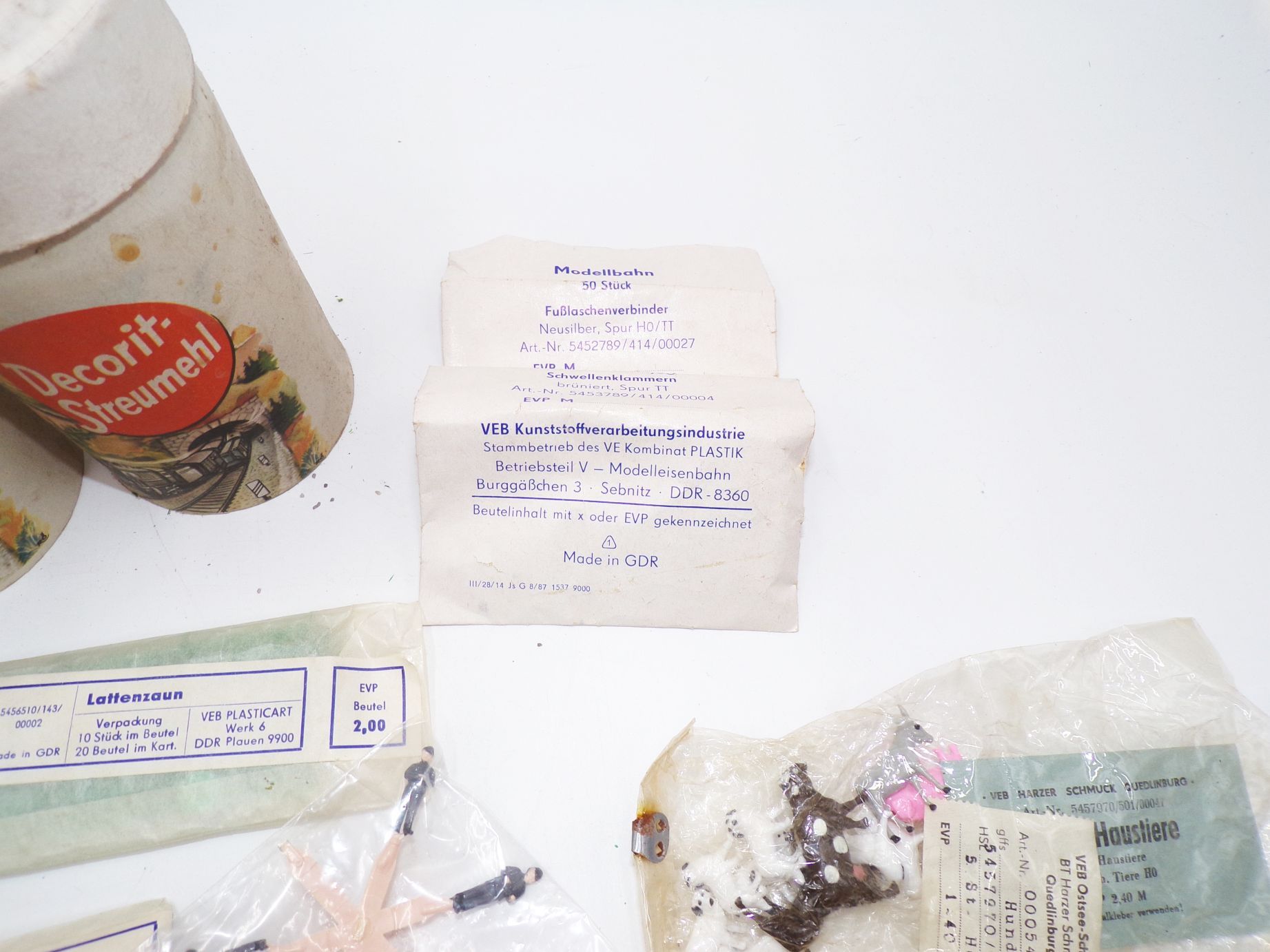 Modelleisenbahn Konvolut Streugut DDR Figuren Brückengeländer Lattenzaun Modelleisenbahn Konvolut Streugut DDR Figuren Brückengeländer Lattenzaun