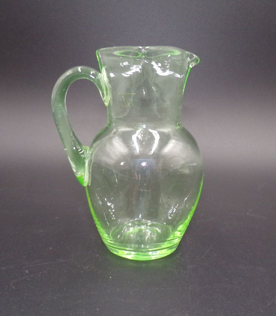 Alter Uranglas Krug grün Antik Glas Alter Uranglas Krug grün Antik Glas
