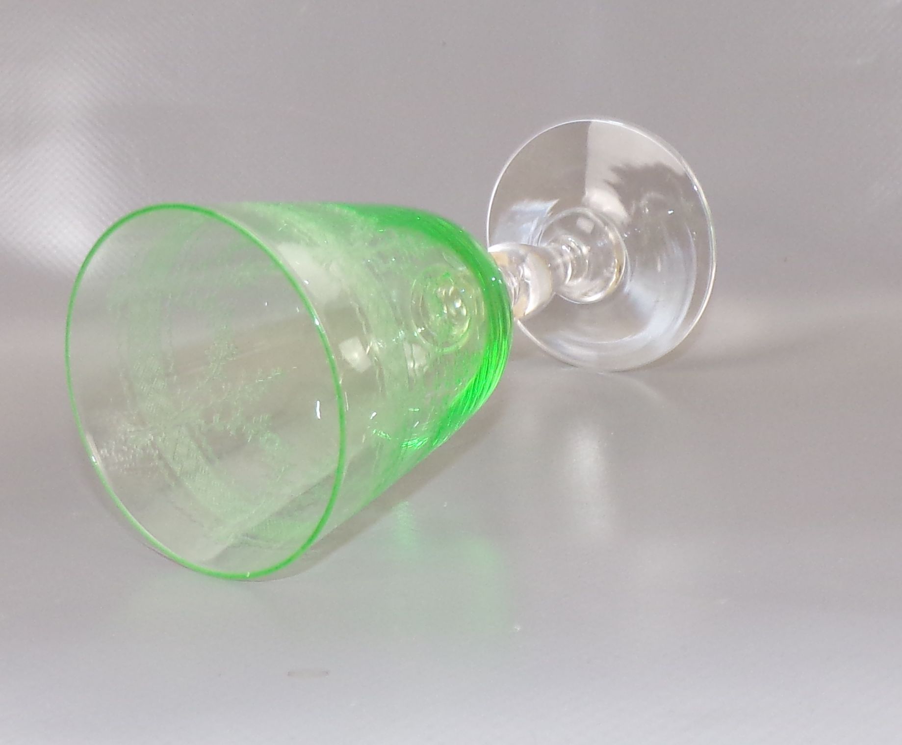 Altes Uranglas Weinglas ziseliert Dekor grün Antik Kelch Glas um 1900