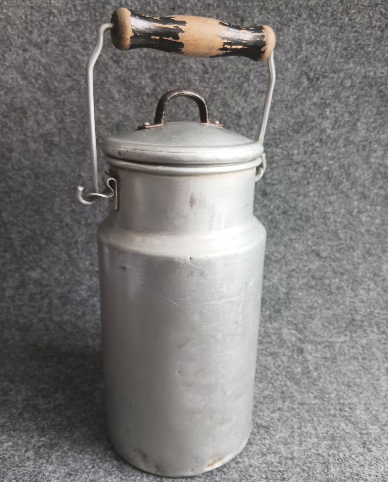 Alte 1 Liter Alu Milchkanne mit Deckel und Thermoskanne Holzgriff Aluminium Kanne 24 cm Alte 1 Liter Alu Milchkanne mit Deckel und Thermoskanne Holzgriff Aluminium Kanne 24 cm