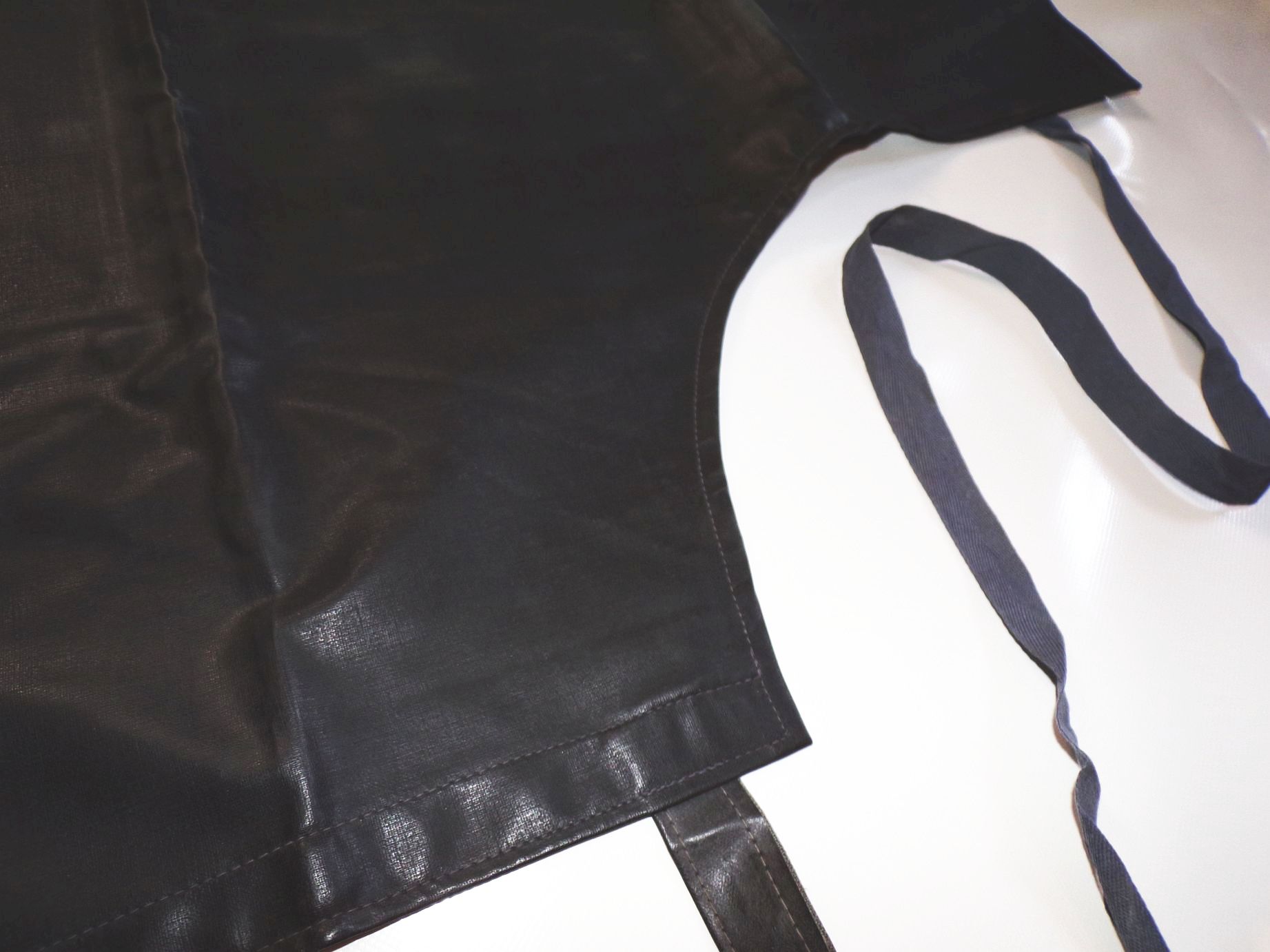 Alte Schürze Gummi Arbeitsschürze Schwarz DDR Vintage 