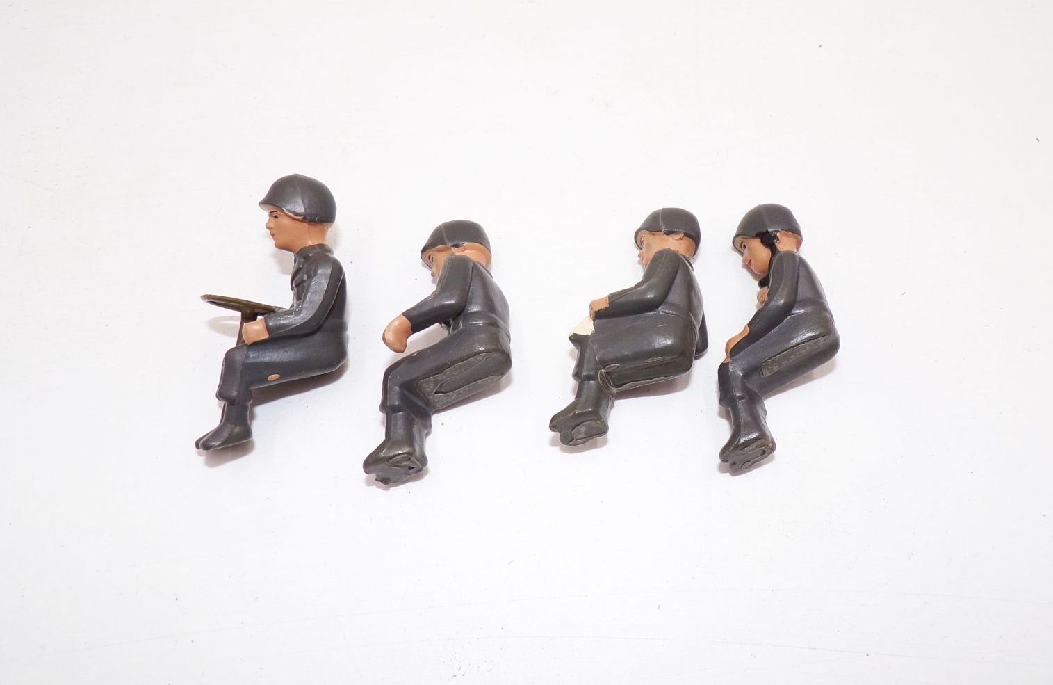 4 sitzende Bundeswehr Soldaten Fahrer Figuren 