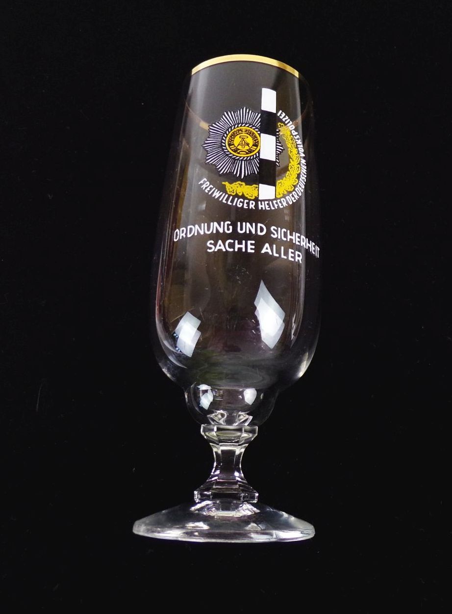 Altes Bierglas Freiwilliger Helfer der deutschen Volkspolizei DDR VP Glas
