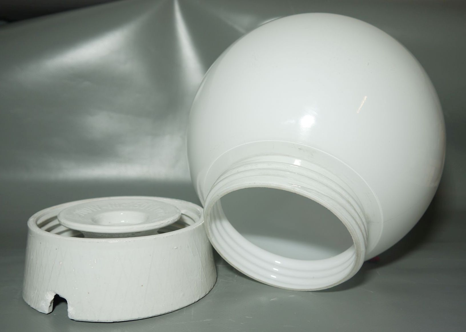 Alte Kugellampe IP41 Lampe Weiß Glas Porzellan Fassung Kellerlampe groß