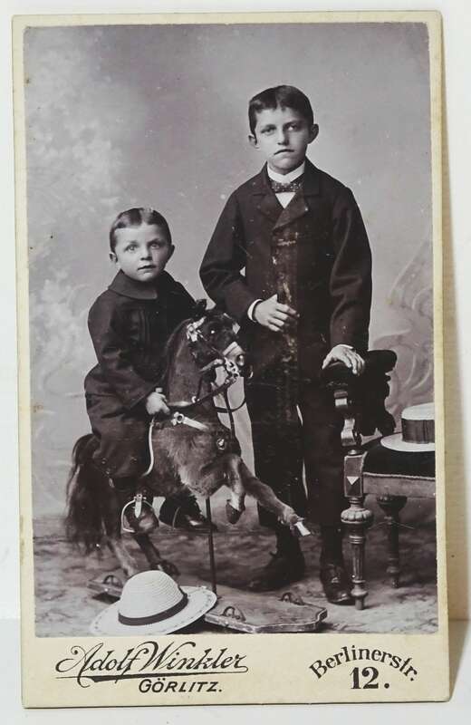 CDV Foto Buben mit Spielzeug Pferd auf Rädern Winker Görlitz um 1900
